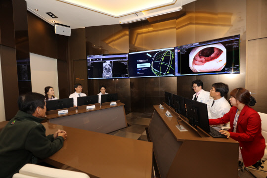 길병원 암센터내 IBM 왓슨 다학제 진료실 내부 전경. 의료진이 환자에게 인공지능을 통한 치료시스템을 설명하고 있다. 길병원 제공